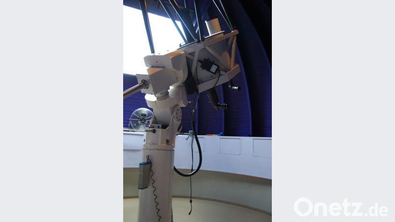 Das Hauptteleskop ist ein 600-Millimeter-Keller-Cassegrain. Es befindet sich in der fünf Meter großen Kuppel, die hier geöffnet ist. Bild: cgu