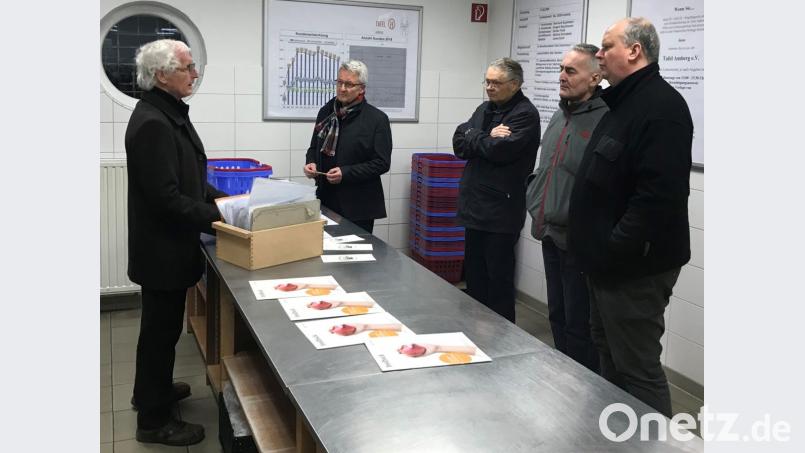 Mit ihrem Kreisvorsitzenden Klaus Mrasek (rechts) an der Spitze besucht die ÖPD die Tafel. Deren Vorsitzender Bernhard Saurenbach (links) berichtet Wissenswertes über die Einrichtung, die Lebensmittel verteilt. Bild: exb