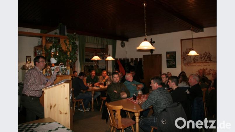 Carsten Seebauer (links) erläuterte die geänderten Punkte in der neuen Satzung, die von der Versammlung einstimmig auf den Weg gebracht wurde. Bild: wro