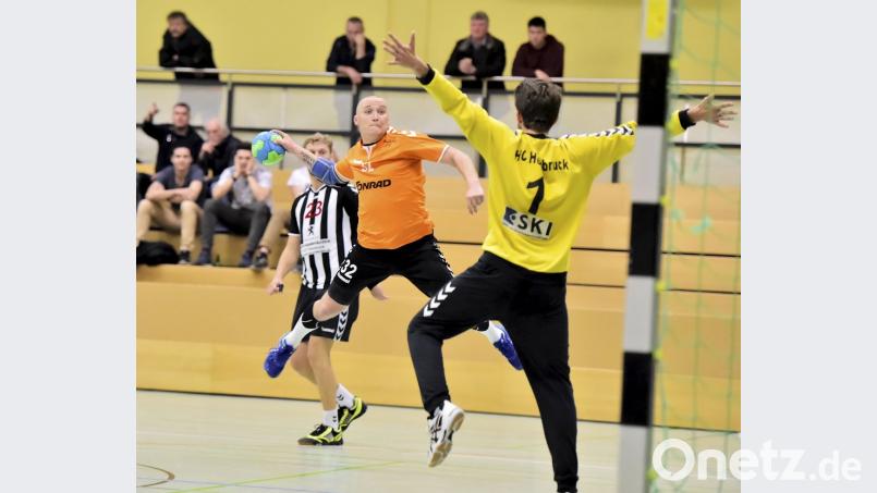 Auf die Rückkehr von David Zilak (Mitte) hofft Ambergs Trainer Roman Will im Derby gegen Auerbach. Der Torjäger aus Tschechien fiel wegen eines gebrochenen Daumens mehrere Wochen lang aus. Bild: Hubert Ziegler