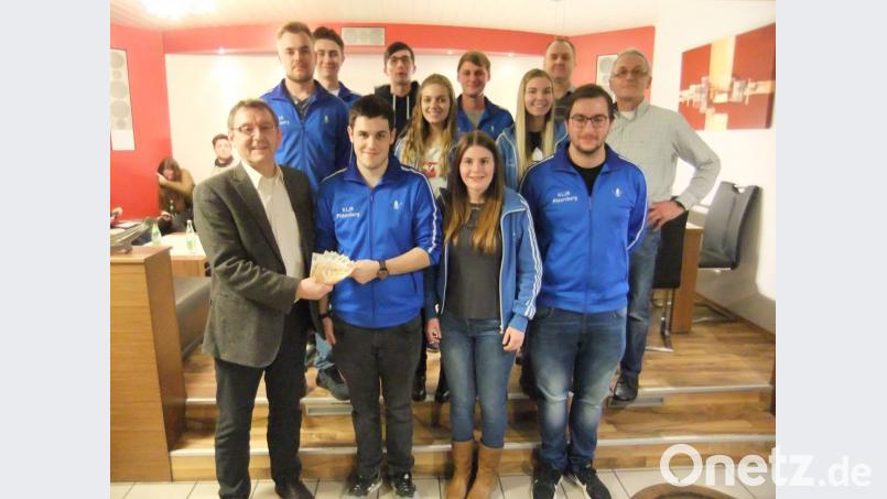 Bürgermeister Josef Gilch (links vorne) übergab eine beachtliche Spende an die Führung der Landjugend mit Maximilien Dotzler, Kathi Stangl und Fabian Legl (vorne rechts daneben), sie rührte noch vom 35-jährigen Gründungsfest der Katholischen Landjugend her. Die Freude der Jungs und Mädels und weitererVorstandsmitglieder (im Bild dahinter) darüber war groß. Beides, die Spende, aber auch das gute Wort des Rathauschefs, erfreute der Jugend Herz. Bild: gm