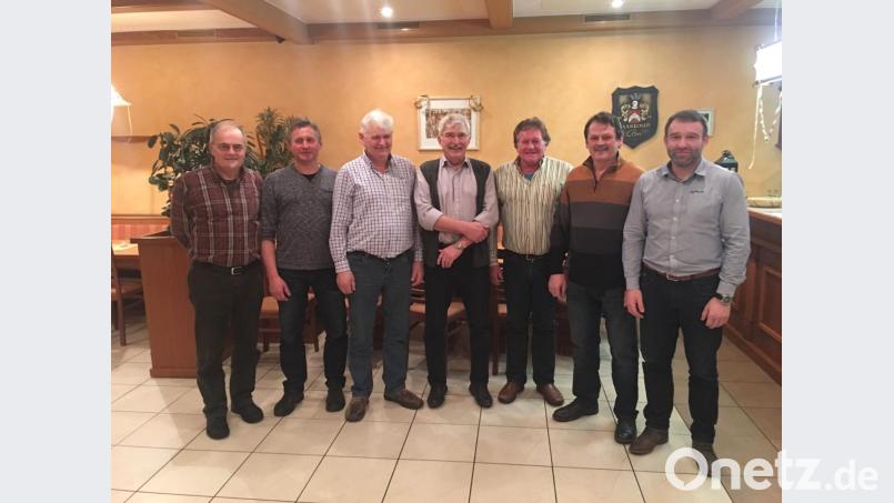 Die Jagdpacht wurde verlängert. Im Bild von links Kassier Josef Schimmer, zweiter Vorsitzender Gerhard Schmidl, erster Vorsitzender Johann Schmidl, die Jagdpächter Manfred Röhl und Erich Bücherl sowie die Beisitzer Hubert Lippert und Christian Winkler. Bild: ral