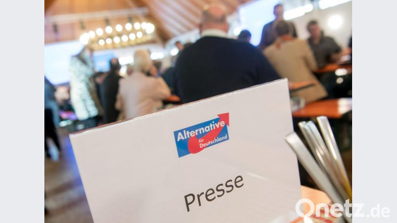 Ein Schild mit der Aufschrift „Alternative für Deutschland – Presse“ steht im November 2016 in Ingolstadt vor Beginn des Landesparteitages der AfD auf einem Tisch in der hintersten Ecke des Saals. Archivbild: Peter Kneffel/dpa