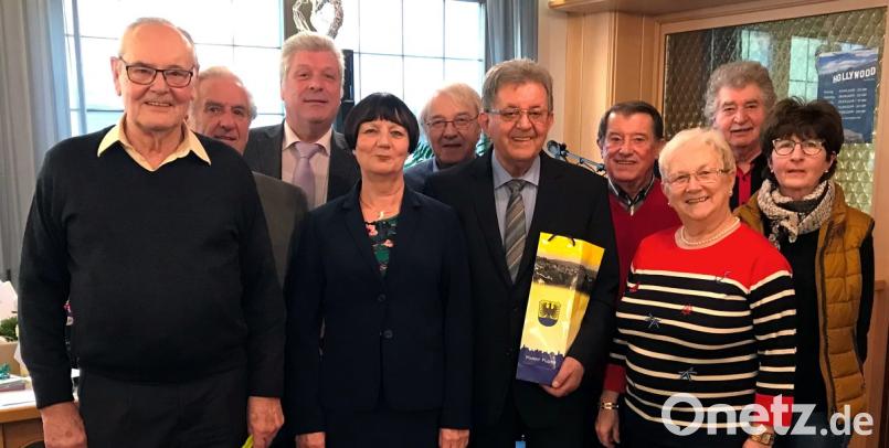 Karl Tabert (Fünfter von rechts) feiert den 80. Geburtstag. Seine Musikerkollegen Richard Meier (links), Alois Schinabeck (Fünfter von links) und Wilhelm Moser (Vierter von rechts) bringen ihm ein Geburtstagsständchen, über das sich auch Taberts Lebensgefährtin Marianne Wallinger-Walta (Vierte von links) freut. Bild: mef