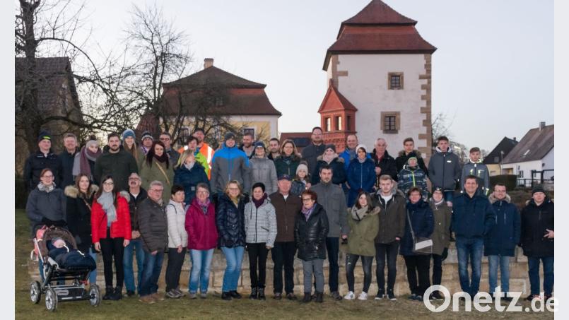 Vor dem Abmarsch stellten sich die Wanderer zum Gruppenfoto auf. Bild: whw