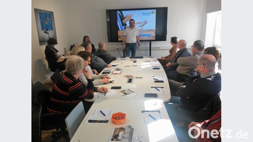 Tipps im Umgang mit moderner Technik erhielten die Senioren bei ihrem Besuch im Bayern-Lab. Bild: exb