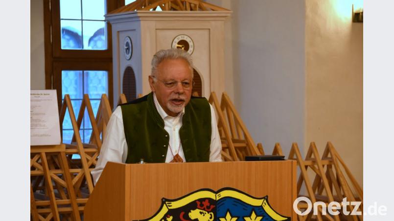 Ludwig Fritsch, Wiederbegründer des Faschingsvereins im Jahr 1981, hatte die Idee, die Geschichte des schwarzen Katers in einem Buch niederzuschreiben. Bild: bgm