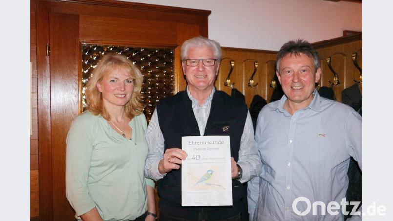 Vorsitzender Klaus Kurz (rechts) und seine Stellvertreterin Irene Kraus ehren Werner Renner für seine 40-jährige Mitgliedschaft im Vogelschutzverein Weißenberg und Umgebung. Bild: gru
