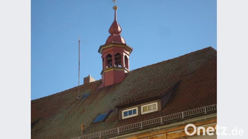 Auf dem historischen Mitterteicher Rathaus erinnert ein Glockenturm noch immer daran, dass hier früher die Steuerglocke untergebracht war. Sie sollte die Bürger vierteljährlich an die fälligen Steuern erinnern. Bild: wmr