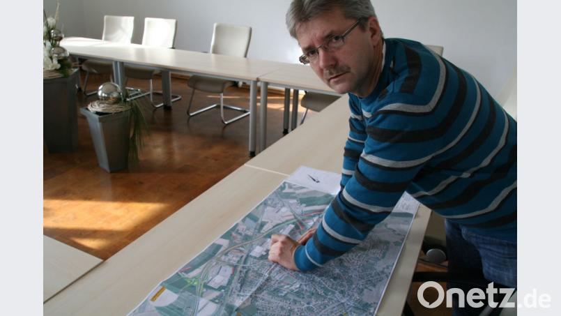 Stefan Schultes informierte während der Auslegefrist die interessierten Besucher im Waldershofer Rathaus. Bild: fpoz