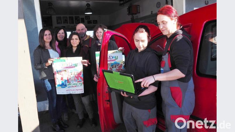 Längst hat die Computertechnik auch im Kfz-Handwerk Eingang gefunden, erklärt KfZ-Meisterin Tanja Sauer ihrer Auszubildenden Lucia Hausner. (Erste und Zweite von rechts). Mit dabei auch Firmenchef Josef
Häusler im Hintergrund zusammen mit den Vertreterinnen des Bündnisses für Familie. Bild: Bühner
