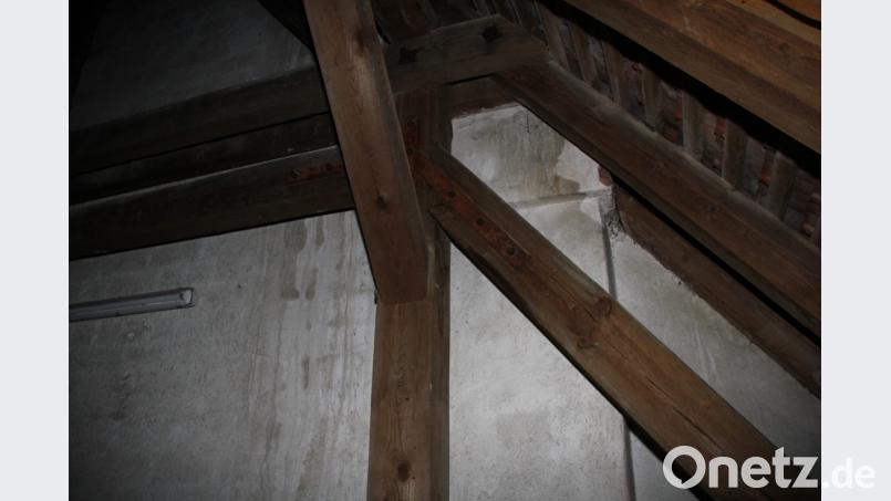 Die Spuren des eintretenden Regenwassers sind sowohl über dem rechten Seitenaltar deutlich zu sehen, als auch auf dem Kirchenboden. Bild: ads