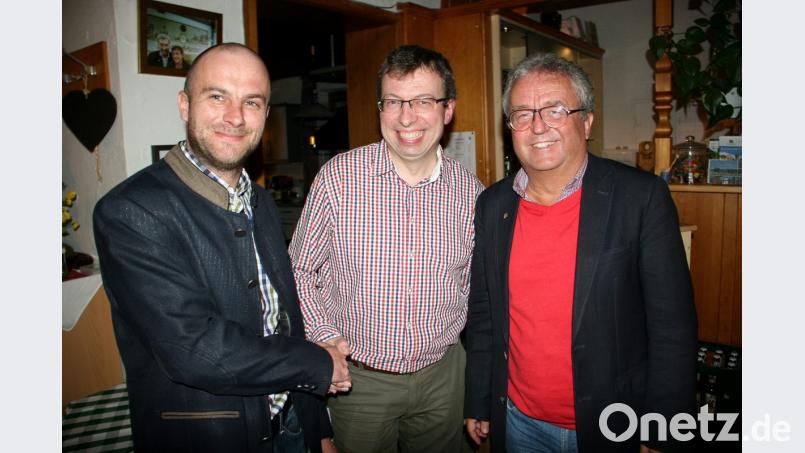 Carsten Seebauer ist nicht nur neuer Fischereiobmann, sondern auch stimmberechtigtes Mitglied im Vorstand des Fischereivereins. Vorsitzender Daniel Hechtl (links) und Bürgermeister Toni Dutz beglückwünschten ihn zur Ernennung. Bild: wro