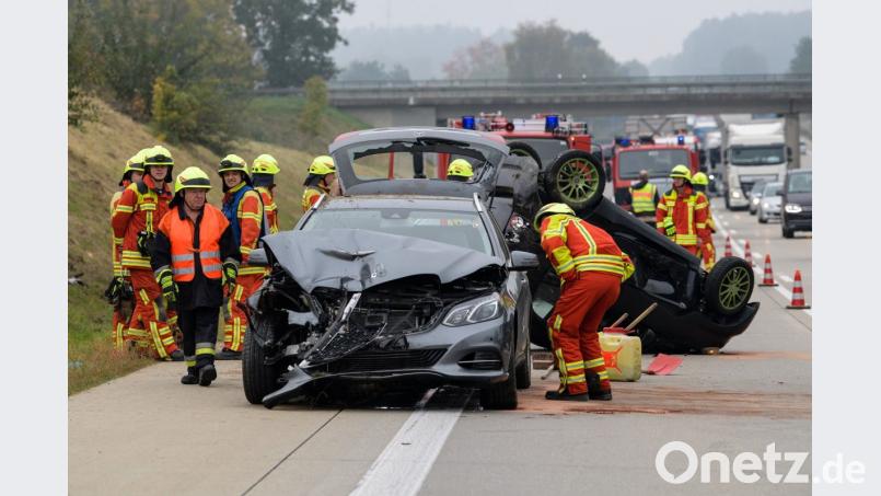 Feuerwehrmänner arbeiten rund um einen verunfallten Kombi und einen auf dem Kopf liegender Kleinwagen. Foto: Matthias Balk/Archiv Bild: Matthias Balk