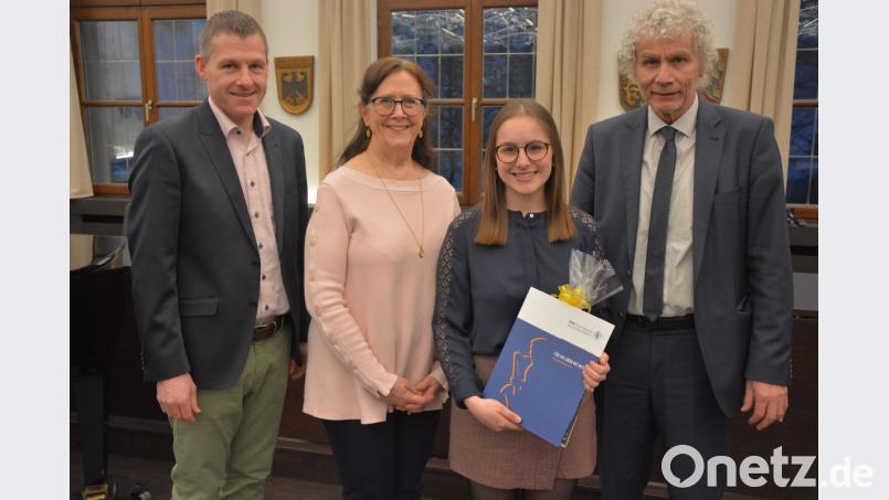 Mit dem Kompetenznachweis Musik wurde die Falkenbergerin Verena Bauer (2. von rechts) ausgezeichnet. Ihr gratulierten (von links) Musikschulleiter Tobias Böhm, Gesangslehrerin Carol Bischoff und Landrat Wolfgang Lippert. Bild: jr