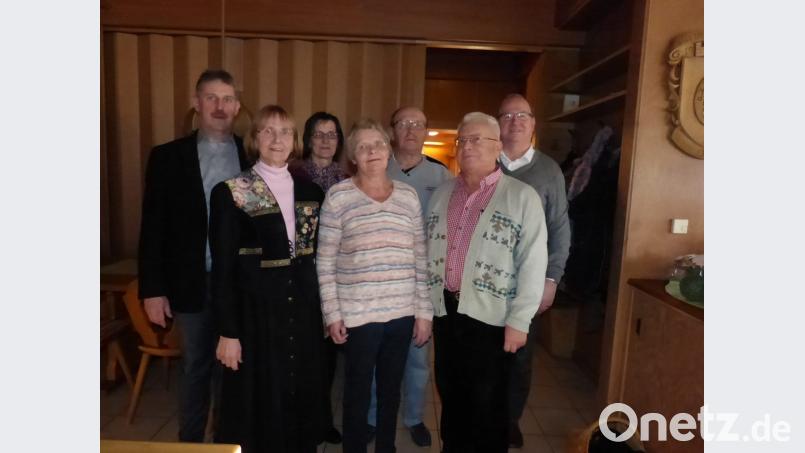 Nach den Mitgliederehrungen beim VdK-Ortsverband Weigendorf freuen sich (von links) Bürgermeister Reiner Pickel, Vorsitzende Anita Graf, Elfriede Haas, Waltraud Igel, Edmund Stephan, Wilfried Schönfelder und der stellvertretende Kreisvorsitzende Hans Ludwig. Bild: fm