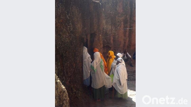 Auf der undatierten Aufnahme sieht man gläubige Äthiopierinnen, die eine orthodoxe Messe in Lalibela verfolgen. Bild:  Carola Frentzen/dpa