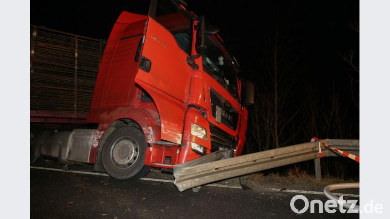 Ein Sattelzug verunglückte am Donnerstagmorgen in der Nähe des Bohrturms bei Windischeschenbach. Bild: rw