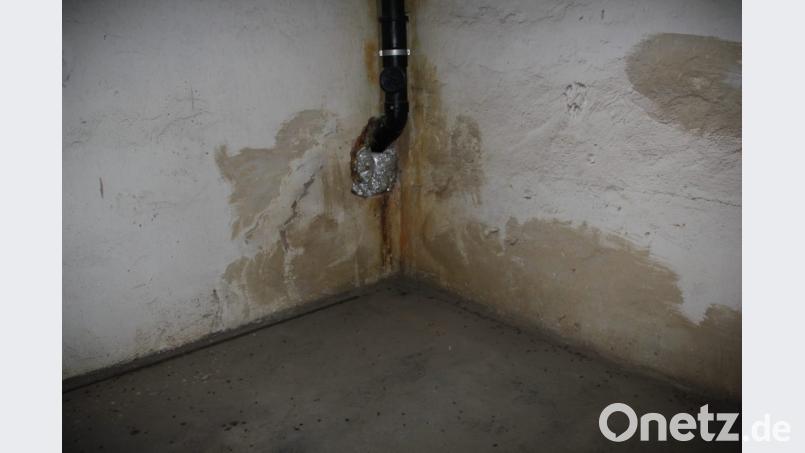 Die Wasserschäden sind sowohl außen am Turm (34) als auch im Turminneren (31) nicht zu übersehen. Bild: ads