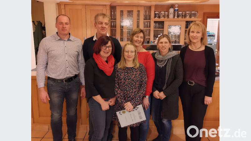 Seit 25 Jahren gehören (Zweiter bis Fünfte von links) Achim Gildner, Elsbeth Gildner und Heidi Maul dem Sportklub Fürnried an. Ebenso lange hat sich Sibille Zimmermann als Spartenleiterin engagiert. Vorsitzender Martin Pickel (links) sowie (von rechts) Bürgermeisterin Brigitte Bachmann und Zweite Vorsitzende Silvia Utz gratulieren. Bild: exb