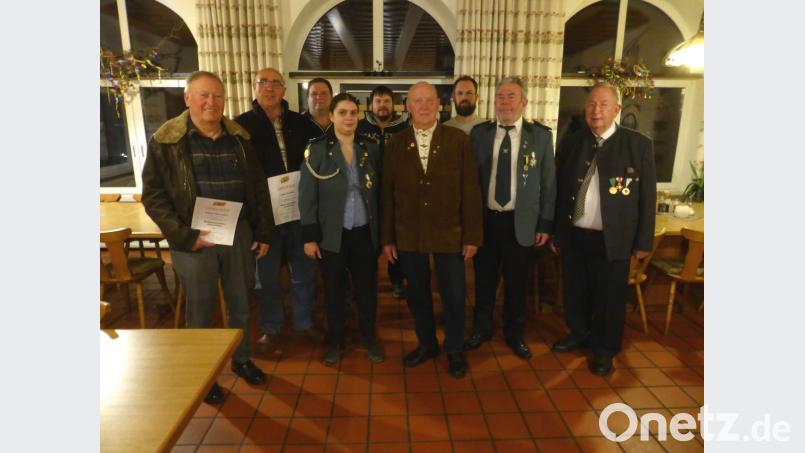Ehrungen stehen bei der Königlich privilegierten Feuerschützengesellschaft auf der Tagesordnung (von links): Klaus Hermann, Josef Gruber, Rolf Blaeßius, Sportleiterin Regina Feuerer, Andreas Feuerer, Ehrenmitglied Johann Mertl, Michael Fillenberg, Ehrenmitglied Reiner Fojt und Präsident Hanns Peter Oechsner. Bild: lj