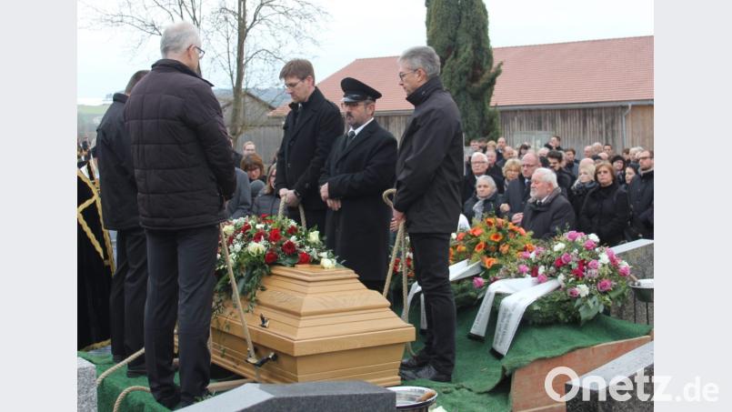 Groß war die Anteilnahme der Bevölkerung, als am Donnerstag der langjährige Kreisvolkmusikpfleger Alois Gillitzer auf dem Friedhof in Niedermurach beigesetzt wurde. Bild: frd