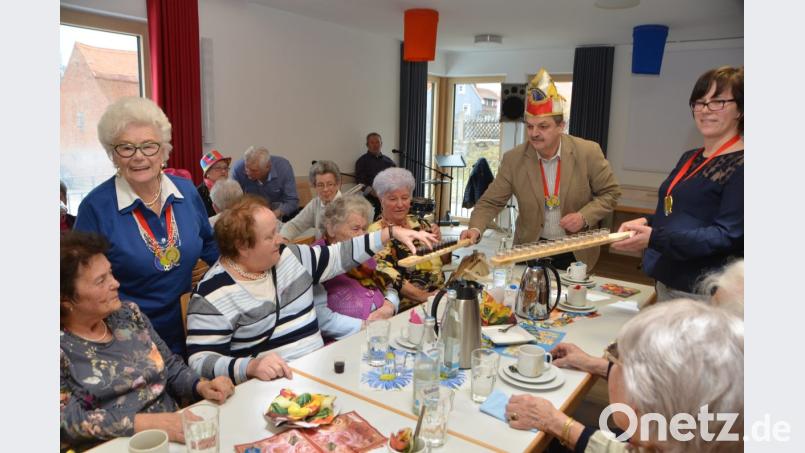 Seniorenbeauftragte Lotte Hofmann (links) kann selbst ein gebrochenes Bein nicht aufhalten. Wie eh und je organisiert sie einen lustigen Fasenachtnachmittag für ihre Senioren. Vom Bürgermeister gibt's ein Schnapserl, den er mit Narrenkappe serviert. Bild: dob