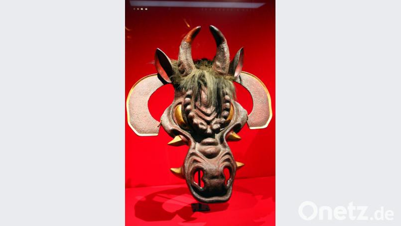 Eine Pferdemaske gehört auch zu den Ausstellungsstücken. Bild: Holger Stiegler