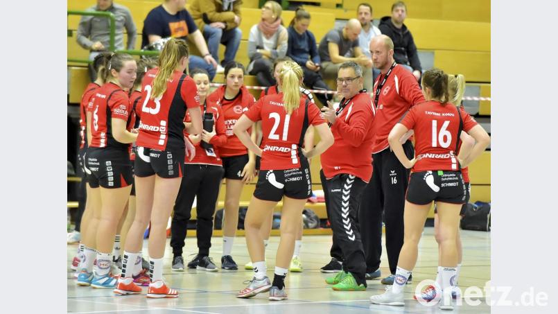 Die Handballerinnen des HC Sulzbach hecken einen Plan aus, wie sie das Heimspiel gegen die TS Herzogenaurach II angehen. Bild: Hubert Ziegler