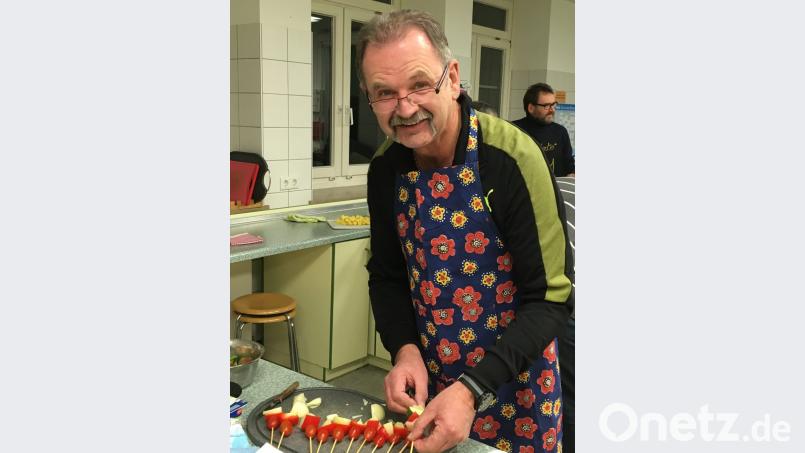 Reinhold Dobler steckt die Hähnchen-Gemüsespieße. Bild: ihl