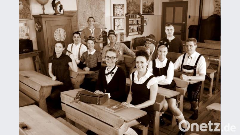 Zum Fototermin fuhren die Akteure des Pirker Brettls nach Sulzbach-Rosenberg ins Schulmuseum: Marion Gatz, Alexandra Bock, Melanie Frischholz, Johannes Albrecht, Anja Scharnagl, Annette Frischholz, Doris Albrecht, Stephan Schieder, Thomas Fritsch, Andreas Albrecht und Karl „Charly“ Wittmann. Bild: exb
