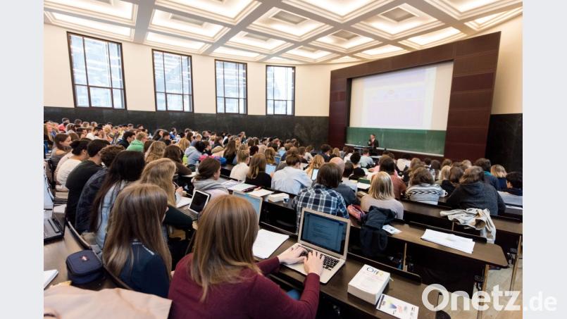 Studenten sitzen an der Universität Freiburg im Hörsaal in einer Vorlesung. Bild: Patrick Seeger/dpa