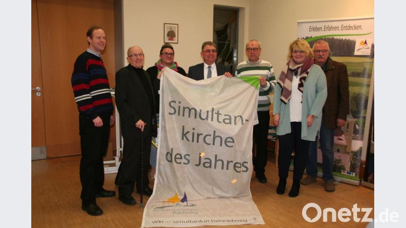 Fahnenübergabe (von links): Pfarrer Matthias Weih (Kaltenbrunn, Freihung, Thansüß, Vilseck), Pfarrer Bernhard Huber (Freihung), Susanne Meyer (Vertrauensfrau des Kirchenvorstands in Thansüß), Bürgermeister Norbert Bücherl (Freihung), Pfarrer Hans-Peter Pauckstadt-Künkler (Rothenstadt), Pfarrerin Nadine Schneider (Thumsenreuth und Krummennaab – Simultankirchen des Jahres 2018), Heinrich Müller (Organist und Posaunenchorleiter in Thansüß). Bild: Susanne Götte