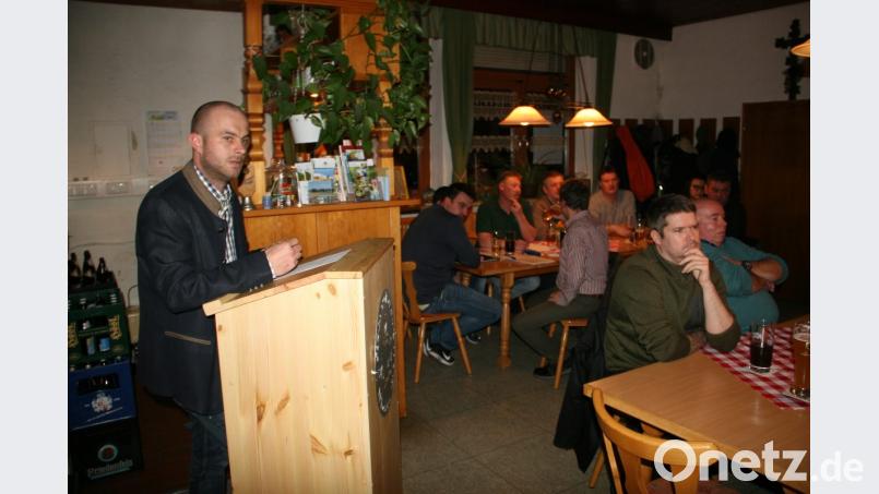 Seit einigen Monaten ist Daniel Hechtl (links) Vorsitzender beim Fischereiverein Wiesau. Der junge Mann hat sich bereits gut eingearbeitet. Bild: wro