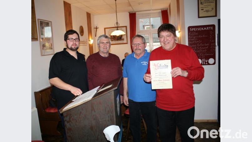 Bei den Pressather &quot;Wanderfreunden&quot; ist Alfons Dobmann seit 25 Jahren. Nun gratulieren ihm zweiter Vorsitzender Anton Haberl (von links), Bezirksvorsitzender Franz Kummetsteiner und Vorsitzender Albert Ficker. Bild: bjp