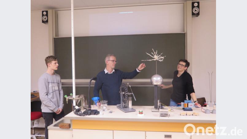 Faszinierende Versuche mit Elektrostatik zeigen die beiden Lehrkräfte Susanne Heining und Ralf Bäuml (von rechts) im Physikraum. Bild: jzk