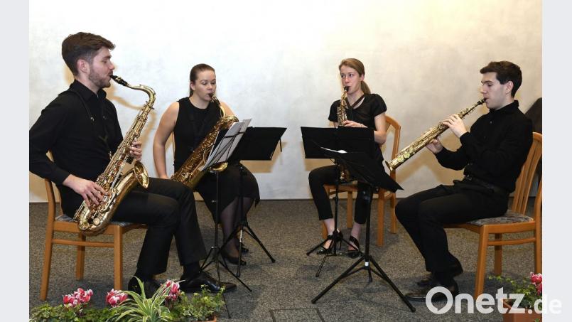 In der VHS-.Konzertreihe des Kammermusikkreises überzeugte das Ebonit-Saxofonquartett mit seinem großen Können: (von links) Mateusz Pusiewicz, Paulina Marta Kulesza, Dineke Nauta und
Alberto Tárraga Alcañiz. Bild: Petra Hartl