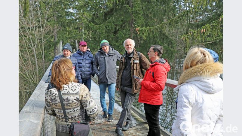 Lukas Laux führte die Besucher aus Moskau über den Baumwipfelpfad. Bild: exb