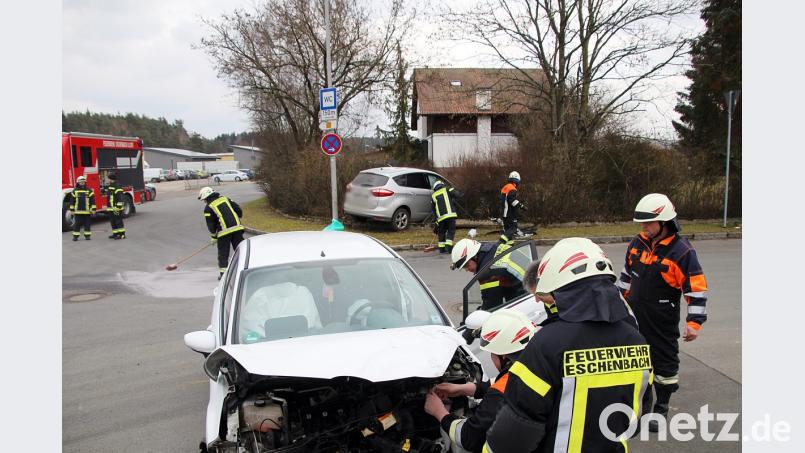 Die Feuerwehr hatte wegen eines Unfalls im Eschenbacher Industriegebiet viel zu tun. Bild: jma