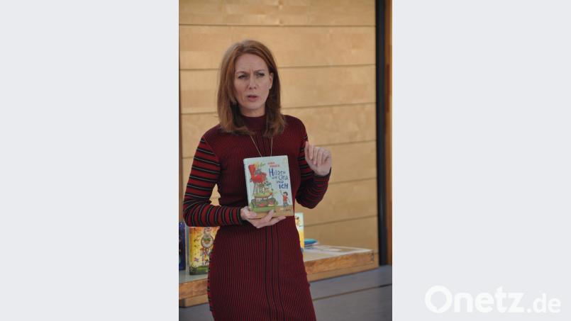 Nina Weger kommt zur Autorenlesung zu den Kindern der Grundschule und des Sonderpädagogischen Förderzentrums. Bild: ak