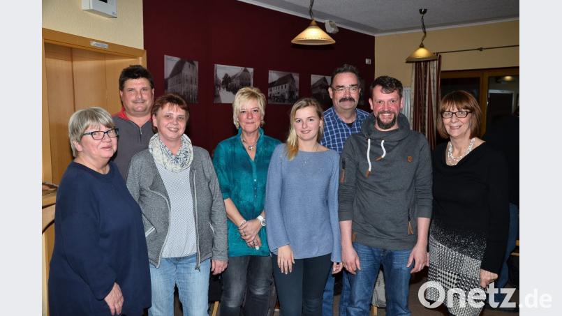 Durch die Nachwahl von Detlef König (Dritter von rechts) zum neuen Stellvertreter von Vorsitzendem Tobias Kirner (Zweiter von rechts) übernahm Tamara Kirner (Vierte von rechts) den frei gewordenen Prüfungsposten und als ihr Nachfolger konnte Manfred Schneider (Zweiter von links) zum stellvertretenden Schriftführer gewonnen werden. Bild: fjo