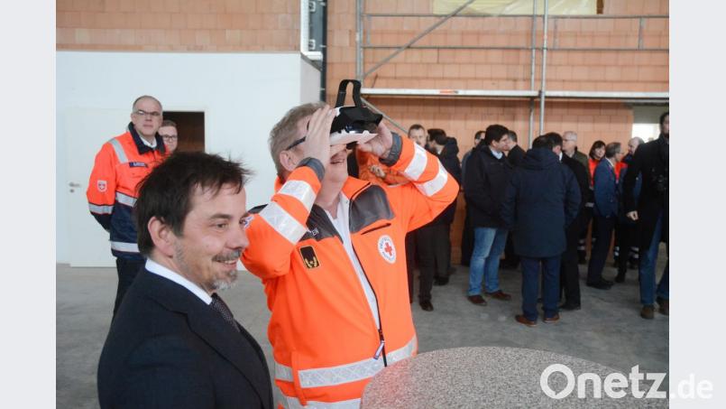 Architekt Reinhold Krausch (vorne) zeigt Vertretern diverser Rettungsdienste schon mal mittels Virtual-Reality-Brille, was sie nach dem Umbau einer Halle im neuen „Zentrum für besondere Einsatzlagen“ erwartet. Bild: Gabi Schönberger