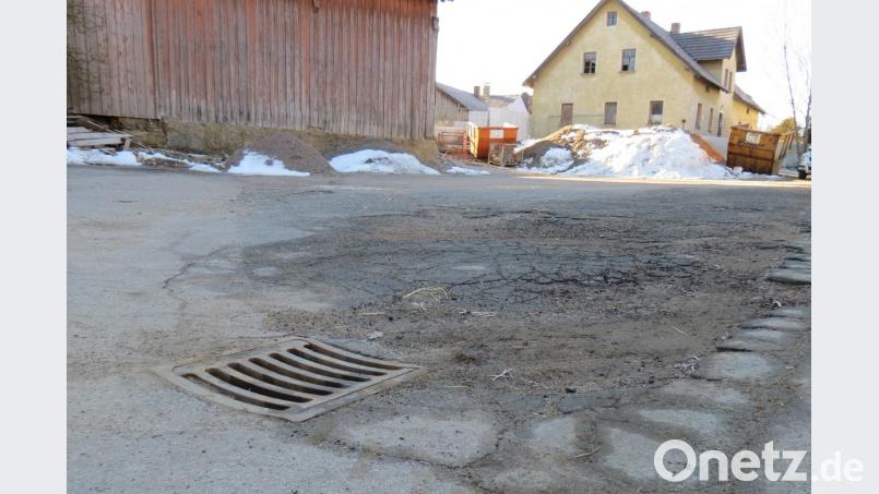 Der Dorfplatz an der Siegelsdorfer Straße erhält eine neue Asphaltschicht. Ablagerungen und das Abstellen von Gegenständen bedürfen künftig der Genehmigung durch die Gemeinde. Bild: tja