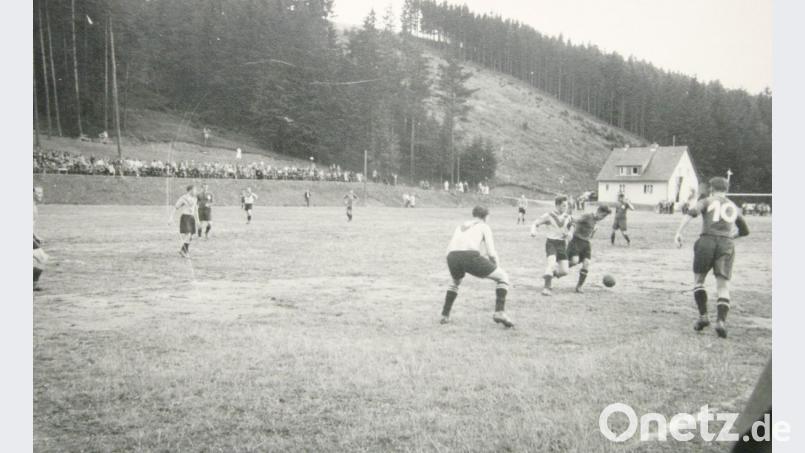 Fußball gehört seit 1946 zum TSV. Besonders stolz war man auf den Fußballplatz und das neue Sportheim im Jahr 1957. Bild: njn