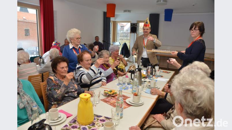 Seniorenbeauftragte Lotte Hofmann (links) kann selbst ein gebrochenes Bein nicht aufhalten. Wie eh und je organisiert sie einen lustigen Fasenachtnachmittag für ihre Senioren. Vom Bürgermeister gibt's ein Schnapserl, den er mit Narrenkappe serviert. Bild: dob