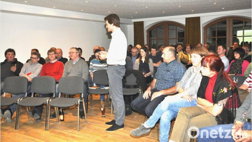 Projektmanager Florian Lang (stehend) überzeugt die Zuhörer von der Notwenigkeit der Biodiversität. Bild: es