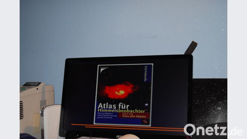 Im Vorführraum der Sternwarte befindet sich eine kleine Bibliothek im Fachliteratur. Außerdem kann von hier aus mit dem PC das Teleskop gesteuert werden. Bild: cgu