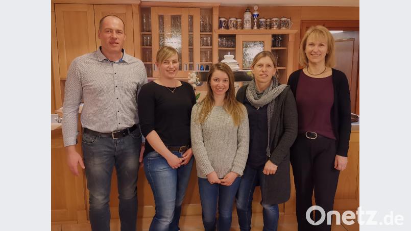 Verantwortung im Sportklub Fürnried übernehmen (von links) Martin Pickel (Vorsitzender), Antje Kohl (Spartenleiterin Kinderturnen), Jennifer Härlein (Schriftführerin und Leiterin des Teams Wiesenflitzer) und Silvia Utz (Zweite Vorsitzende). Rechts im Bild Birgland-Bürgermeisterin Brigitte Bachmann. Bild: exb