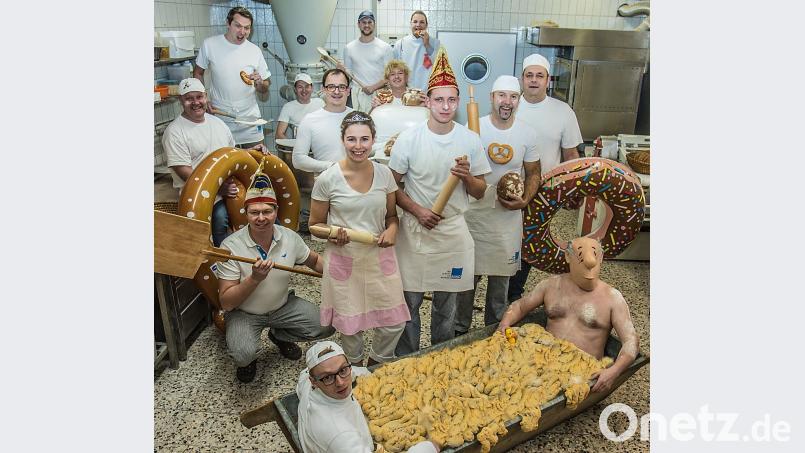 Die Mitglieder des Schlüsselclubs Münchenreuth mit dem Prinzenpaar Katharina I. und Thomas II. backen sich die besten Themen. Dabei geht es rund in der Backstube. Vorne links mit Brotschieber Präsident Alexander Hübner. Bild: Bernhard Eckstein/exb