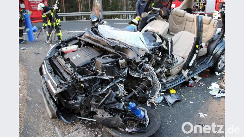Aus dem Wrack dieses Toyotas befreien Rettungskräfte am Donnerstagmorgen einen schwerverletzten US-Soldaten. Doch das ist beileibe nicht der einzige Fall, der von Feuerwehr, THW und Rotem Kreuz enorme Kraft verlangt. Bild: jma